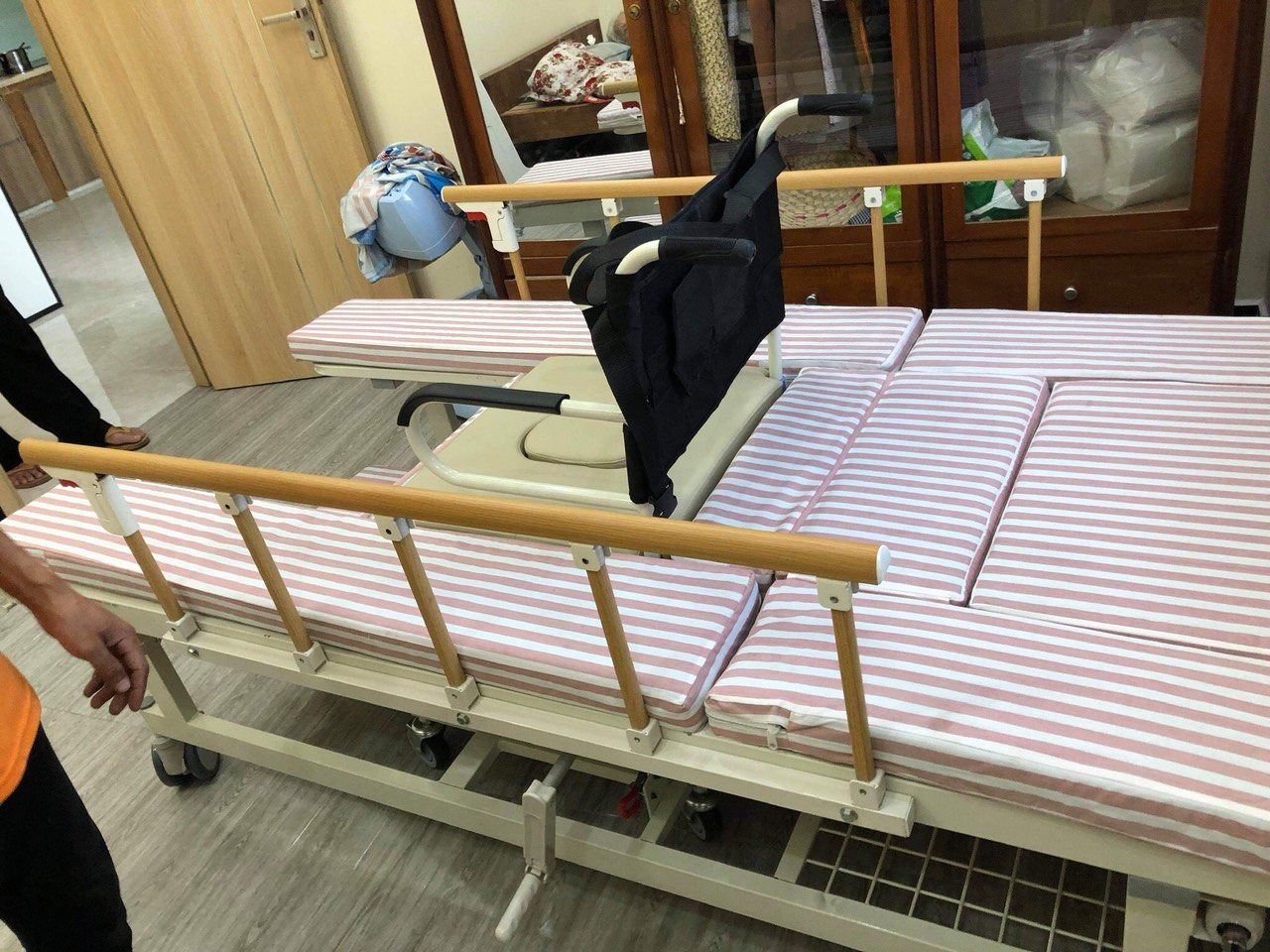 Giường y tế tách xe lăn tay quay NKT-C09